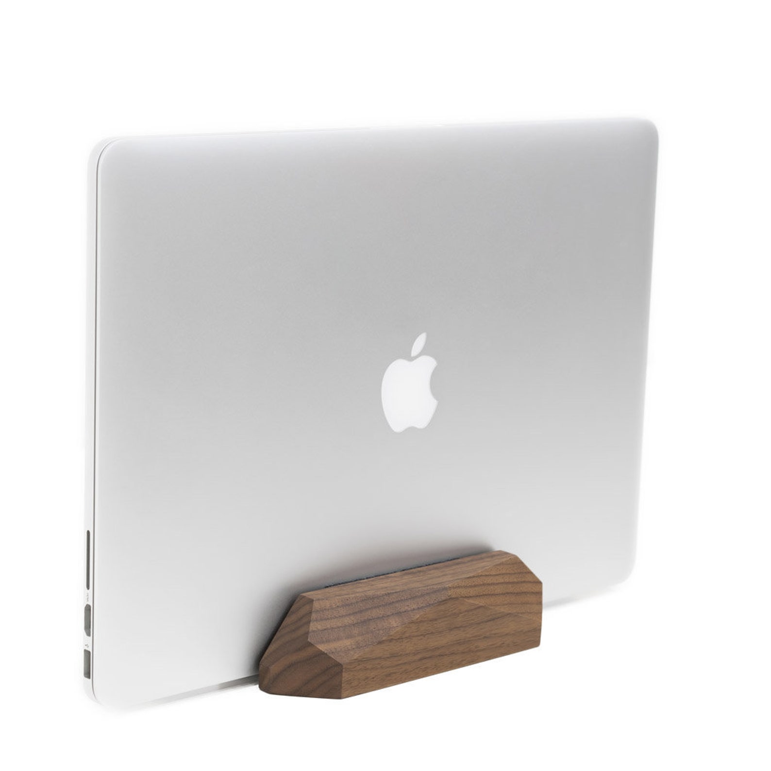 Twelve south curve для macbook. Вертикальная подставка для ноутбука macbook air 13. Подставка под макбук. Подставка для macbook air 13. Подставка для ноутбука twelve south.