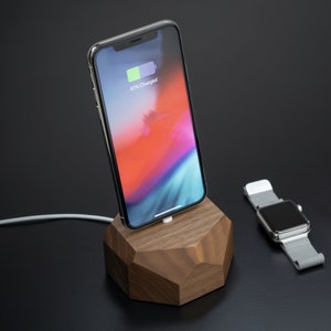 Handgefertigte iPhone Ladestation aus Eiche: Geometrischer Holz Organizer