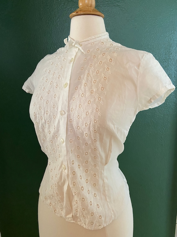 vintage 1950s white button up cotton embroidered e