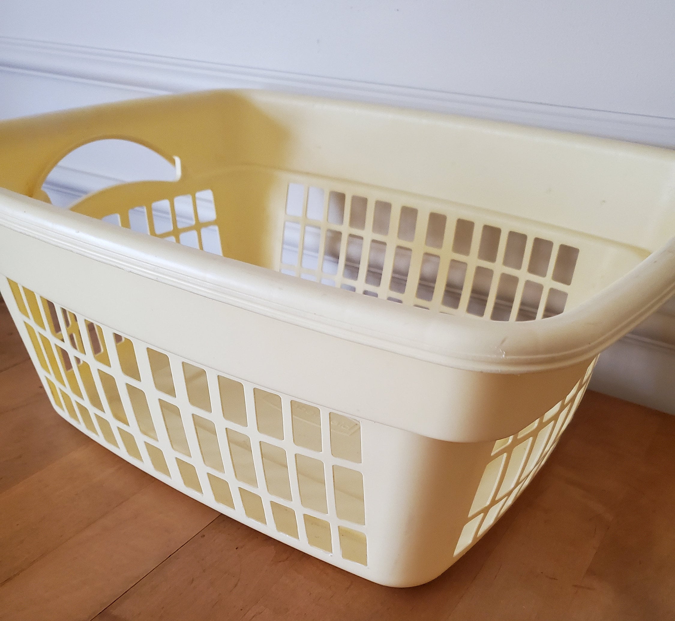 Vintage Rubbermaid Ivory Plastic Laundry Basket Hamper 2965 