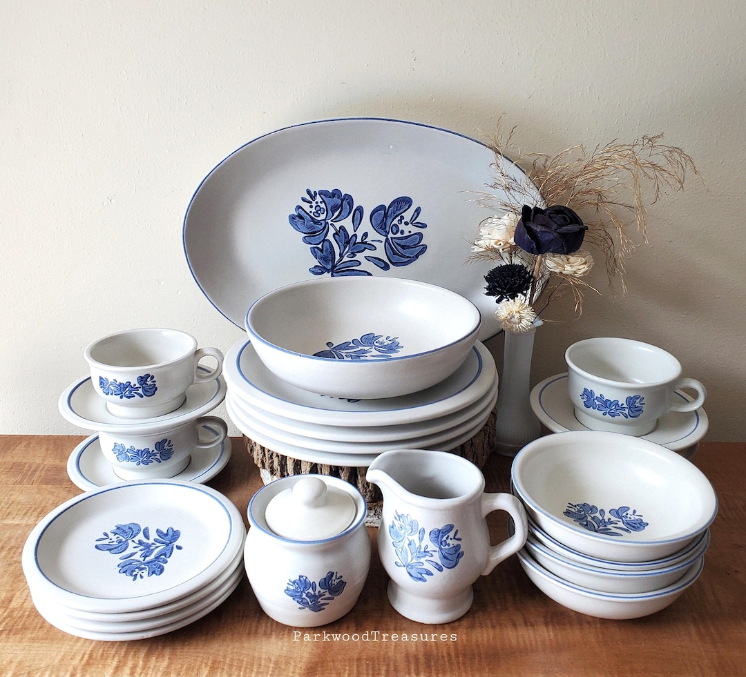 Vintage Pfaltzgraff Yorktowne Dinnerware 25 Piece Set for