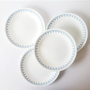4 vintage Corelle Snowflake Garland Blue lunch plates