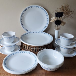 Vintage Corelle Snowflake Garland Blue Dinnerware 20 Piece Set for 4