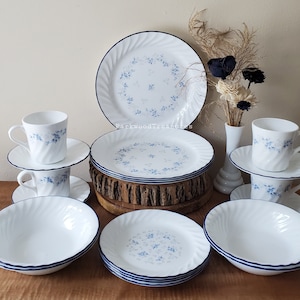 Corelle Blue Fleur vintage dinnerware 20 Piece set for 4 guests