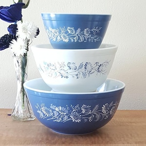 Colonial Mist 3 vintage Pyrex Colonial Mist mixing bowls