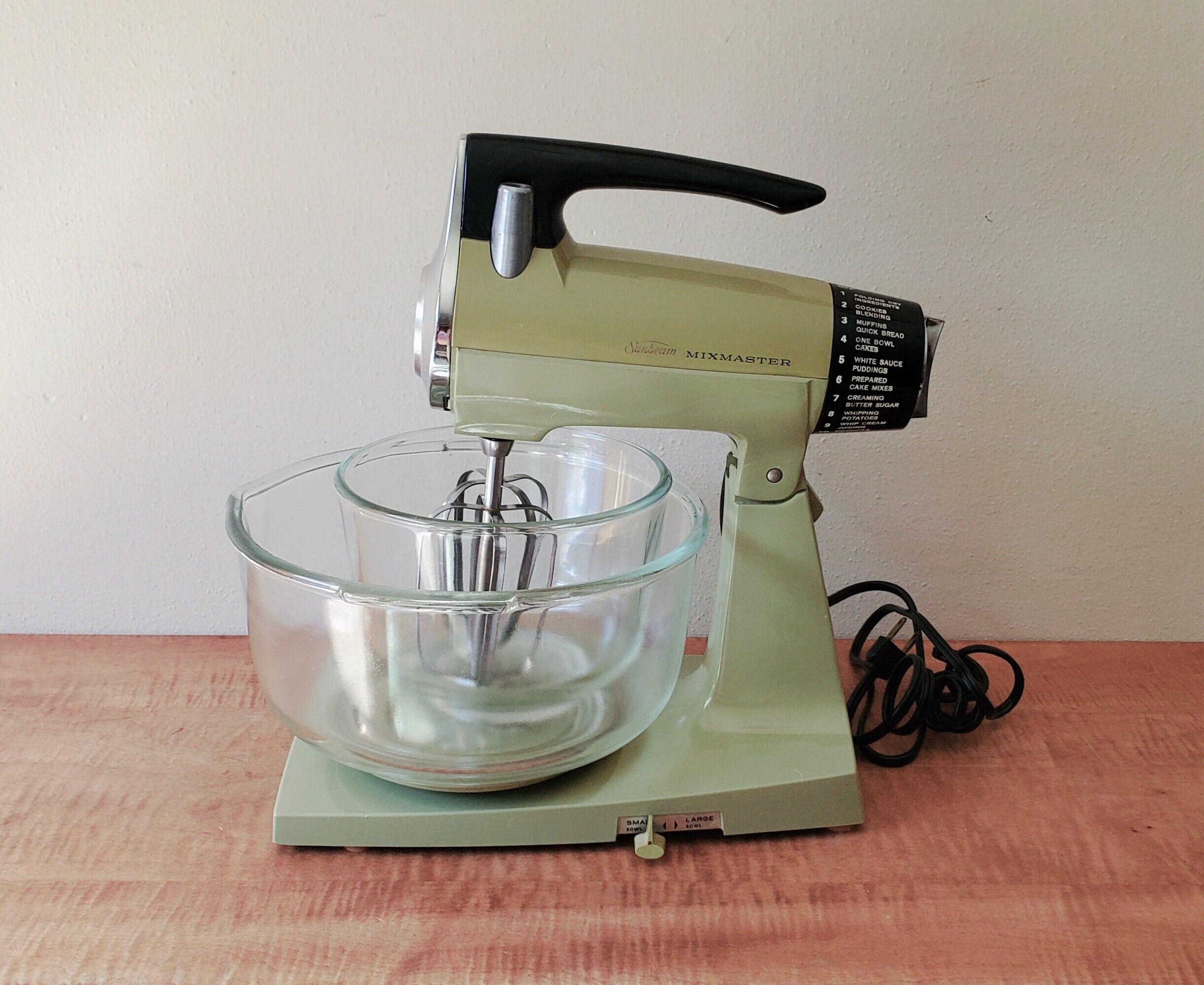 Sunbeam Mixmaster, early 1950s. Including juice and milkshake attachments,  $25.00 : r/vintage