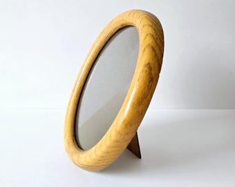 4 1/2" x 6 1/2" vintage oval wood picture frame/ glass  /details in description