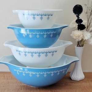 Pyrex Snowflake Blue Garland Cinderella mixing bowls vintage set of 4 Pyrex nesting bowls