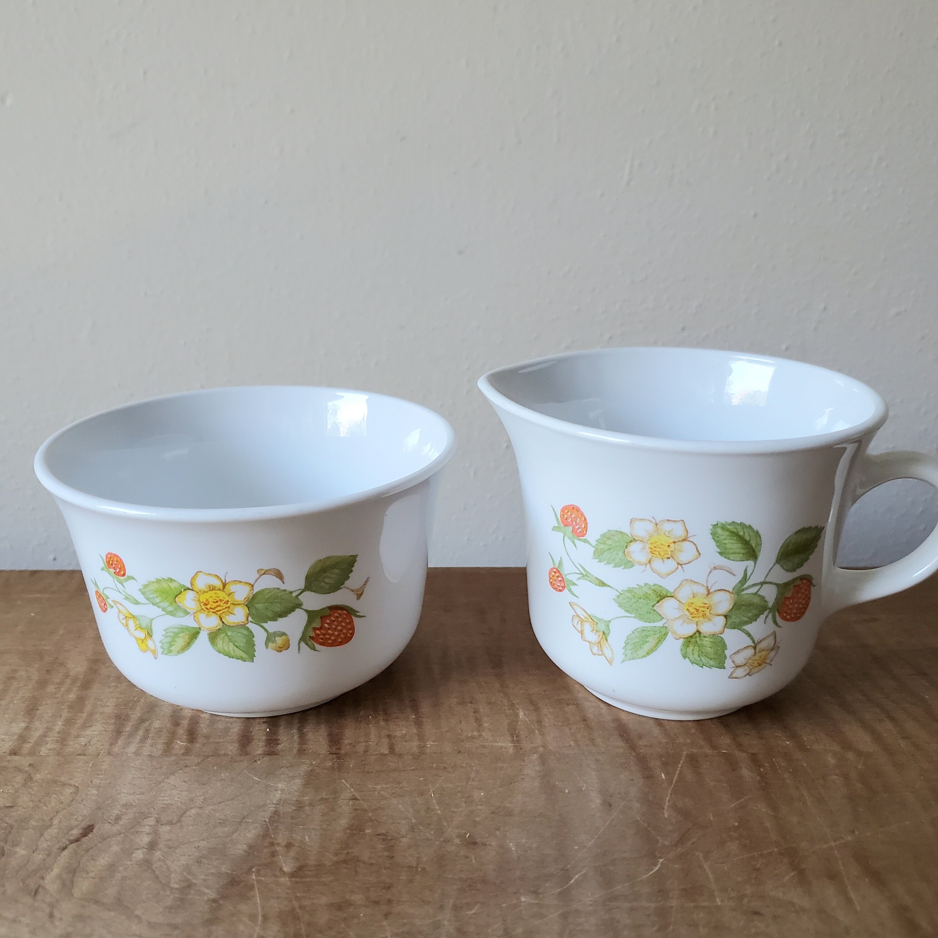 Vajilla vintage Corelle Strawberry Sundae de 22 piezas para 4