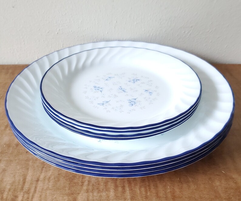 Vintage Corelle Blue Fleur Dinnerware Set of 20 Pieces for 4