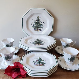 new in box Christmastime Nikko 16 piece set for 4 guests Japan