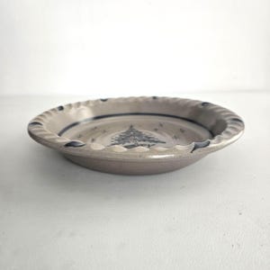 Plato de cerámica vidriada con sal de Rowe con forma de árbol de Navidad, estilo vintage. imagen 4
