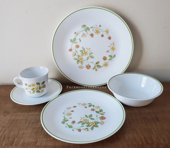 コレール STRAWBERRY SUNDAY 20ピースセット Vintage Corelle Strawberry Sundae Dinnerware: 21 Piece Set for 4