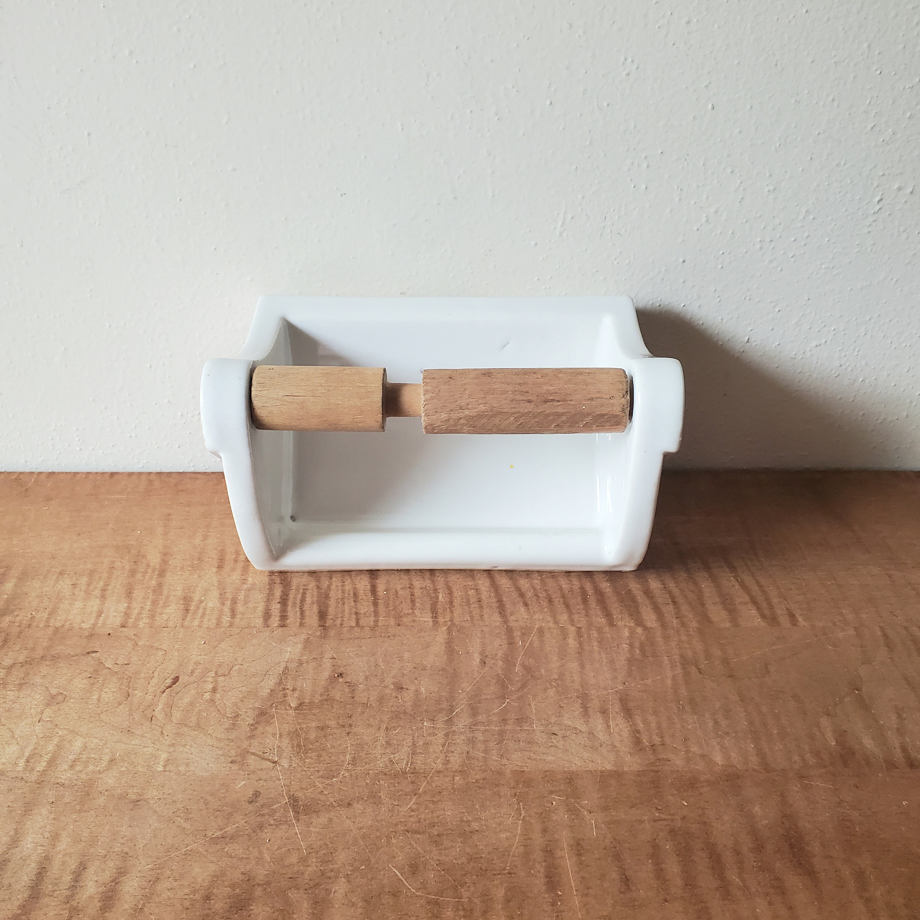 Buy here your toilet roll holder in porcelain !