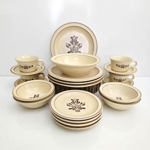 Vintage Pfaltzgraff Village Dinnerware 21 Piece Set for 4