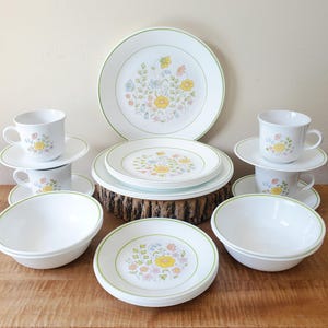 Vintage Corelle Spring Meadow Dinnerware 24 Piece Set for 4