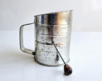 Vintage wood handle sifter: Bromwell 3-Cup