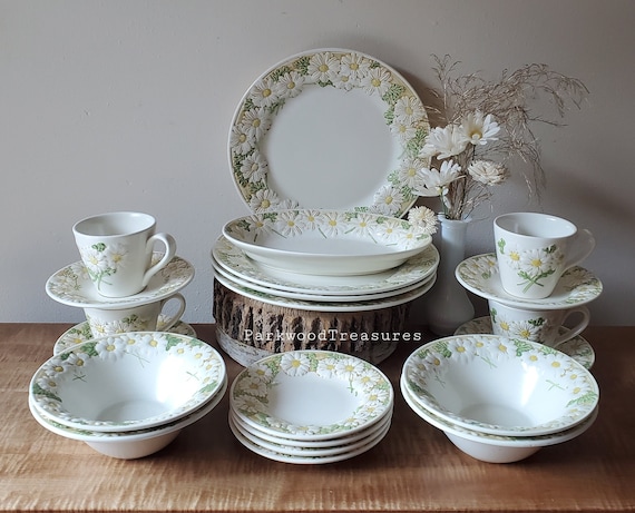 Vintage Sculptured Daisy Poppytrail Metlox 21 Piece Set for 4