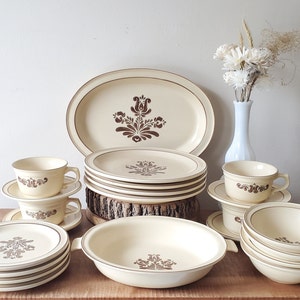Vintage Pfaltzgraff Village Dinnerware 22 Piece Set for 4