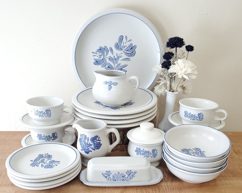 Vintage Pfaltzgraff Yorktowne Dinnerware 24 Piece Set for 4 image 0