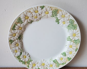 Vintage Sculptured Daisy Poppytrail Metlox 21 Piece Set for 4
