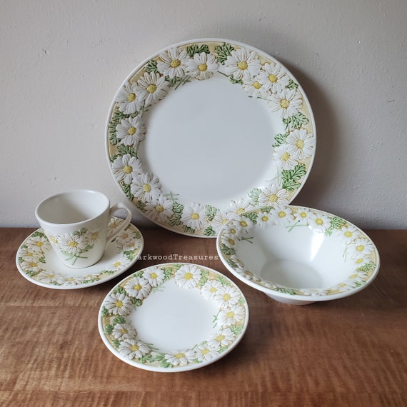 Vintage Sculptured Daisy Poppytrail Metlox 21 Piece Set for Vintage Sculptured Daisy Poppytrail Metlox 21 Piece Set for