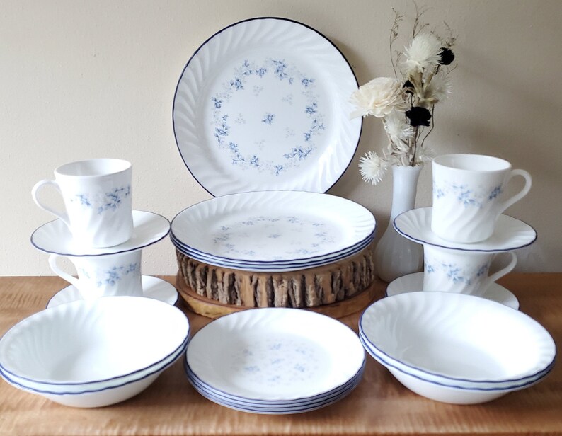Vintage Corelle Blue Fleur Dinnerware Set of 20 Pieces for 4