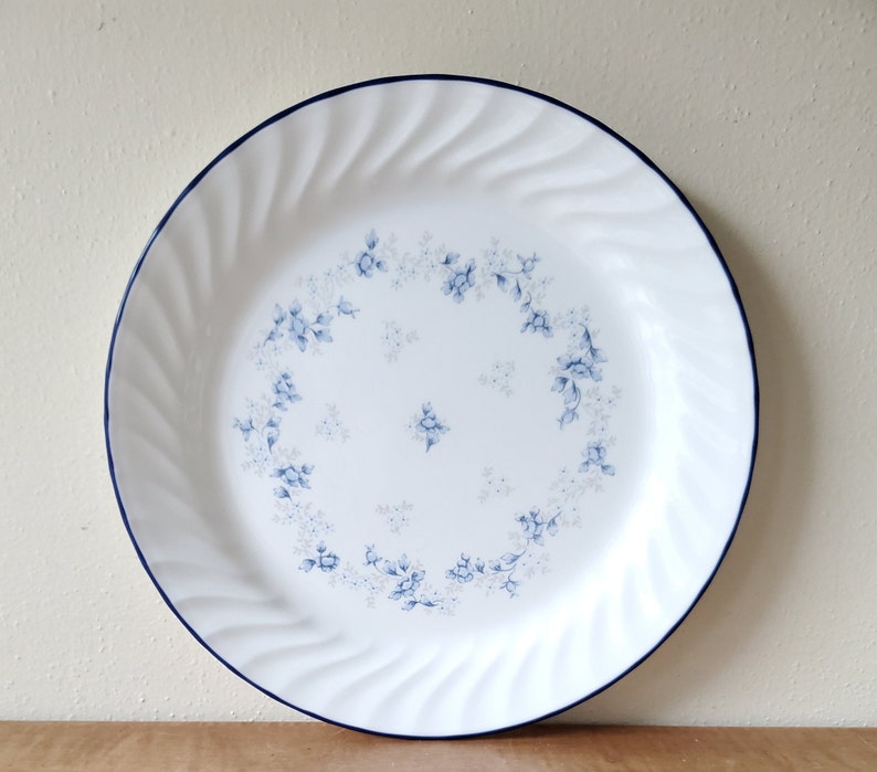 Vintage Corelle Blue Fleur Dinnerware Set of 20 Pieces for 4