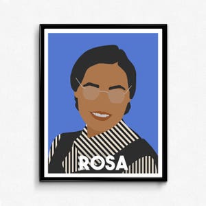 Puede incluir: Un retrato a rayas en blanco y negro de Rosa Parks, una activista por los derechos civiles, sobre un fondo azul. El retrato est&aacute; enmarcado en un marco negro. El texto "ROSA" est&aacute; impreso debajo del retrato.