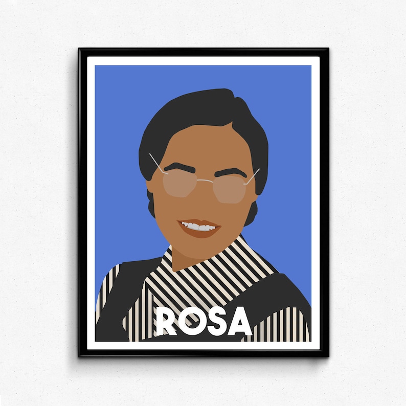 Puede incluir: Un retrato a rayas en blanco y negro de Rosa Parks, una activista por los derechos civiles, sobre un fondo azul. El retrato est&aacute; enmarcado en un marco negro. El texto "ROSA" est&aacute; impreso debajo del retrato.