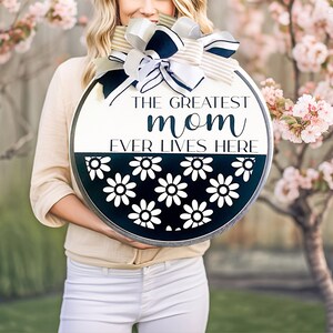 Front Door Decor Modern, The Greatest Mom Lives Here, Front Porch Decor, Front Door Sign, Decorative Door Hanger, Door Wreath Year Round