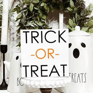 Letrero rústico de Halloween para granja, decoración de madera de truco o trato para bandeja escalonada, letrero de madera de 5 x 5