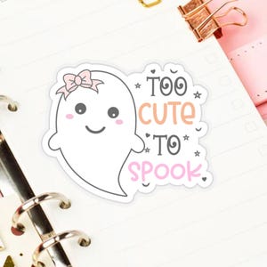 Naklejka z winylu „Za słodkie, żeby straszyć” na Halloween – różowo-biała – na dziennik, kubek, laptopa – dekoracje na Halloween – naklejki Kiss-Cut