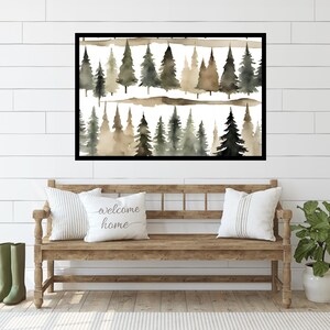 Puede incluir: Una impresión en acuarela enmarcada que presenta un bosque de árboles de hoja perenne en tonos verdes, marrones y beige. La obra de arte se exhibe sobre un banco de madera con almohadas que dicen "welcome home". Botas de lluvia verdes y una planta en maceta completan la escena.