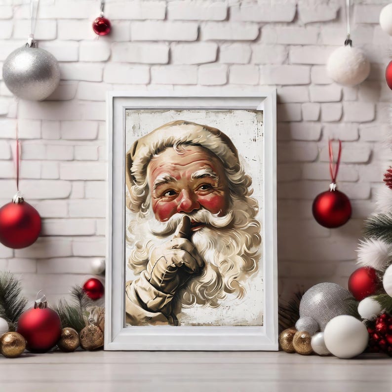 Może przedstawiać: Ilustracja w stylu vintage Świętego Mikołaja z białą brodą i czerwonymi policzkami. Ma na sobie czerwoną czapkę z białym wykończeniem i trzyma palec przy ustach, jakby chciał powiedzieć "cisza".