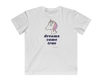 Camiseta unisex para niños "Dreams Come True" diseñada por niños en tallas para niños.