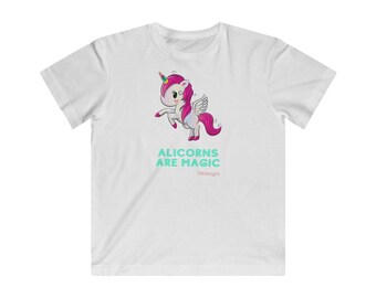 Camiseta unisex infantil "Los Alicornios son mágicos", diseñada por niños, en tallas para niños.