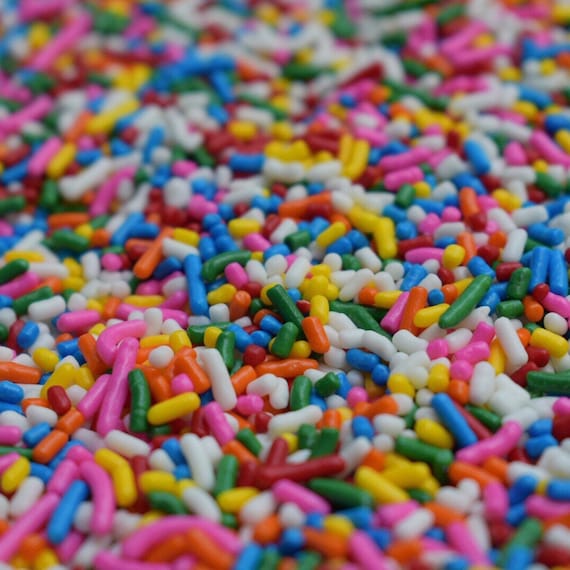 Sprinkles comestibles - Classic Rainbow Sprinkles - pastel, galleta,  decoración de cupcakes - 4 oz. jimmies, salpicaduras de hebras, mezcla de