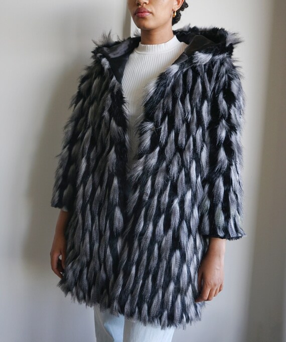 Giacca alla moda con cappuccio foderata nera morbida e pelosa in