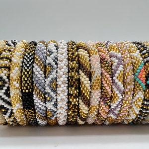 Nouveaux bracelets népalais couleurs or. Bracelets de perles de rocaille. Choisissez votre modèle préféré image 5