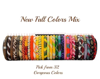 Pulseras de cuentas de vidrio estilo boho nepalí con coloridos colores otoñales.