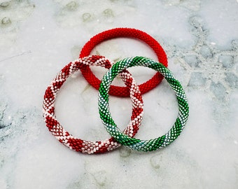 Pulseras de Nepal tejidas a ganchillo con cuentas de vidrio en colores y diseños navideños.