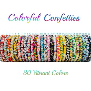 Op de afbeelding: Dertig kleurrijke kralenarmbanden, elk met een ander patroon, worden getoond op een zwarte standaard. De armbanden zijn genummerd van 1 tot 30. De tekst "Colorful Confetties" staat bovenaan de afbeelding, en de tekst "30 Vibrant Colors" staat onderaan.