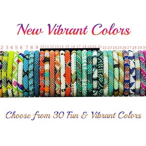 Nuevas pulseras bohemias de Nepal en colores vibrantes.