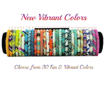 Nuevas pulseras bohemias de Nepal en colores vibrantes.