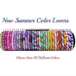 Puede incluir: Una colección de 32 pulseras de cuentas coloridas, cada una con un patrón y esquema de color únicos, exhibidas sobre una superficie negra. También se ve el texto "New Summer Color Lovers" y "Choose from 32 Different Colors".