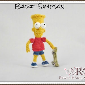 Könnte beinhalten: Gehäkelte Bart Simpson-Puppe mit gelben Haaren, rotem T-Shirt, blauen Shorts und blauen Schuhen. Die Puppe hält ein grünes Skateboard. Der Text "BART SIMPSON" befindet sich über der Puppe.