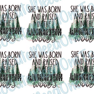 Pu&ograve; includere: Motivo ripetuto su sfondo bianco, con testo e illustrazioni di foreste. Il testo recita "SHE WAS BORN AND RAISED IN THE WISHABITCH WOODS" in nero. Il design della foresta presenta alberi verdi.