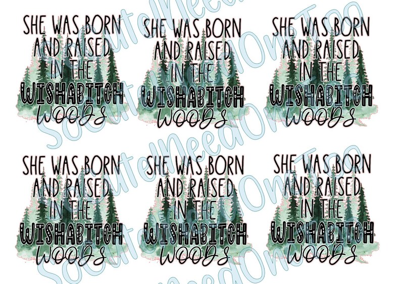 Pu&ograve; includere: Motivo ripetuto su sfondo bianco, con testo e illustrazioni di foreste. Il testo recita "SHE WAS BORN AND RAISED IN THE WISHABITCH WOODS" in nero. Il design della foresta presenta alberi verdi.