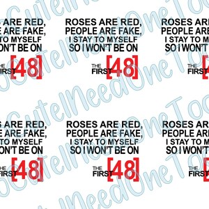 Pu&ograve; includere: Sfondo bianco con un motivo ripetuto di testo. Il testo recita: "Le rose sono rosse, le persone sono false, resto a me stesso quindi non sar&ograve; presente". Il numero "48" &egrave; in una casella rossa sotto il testo.